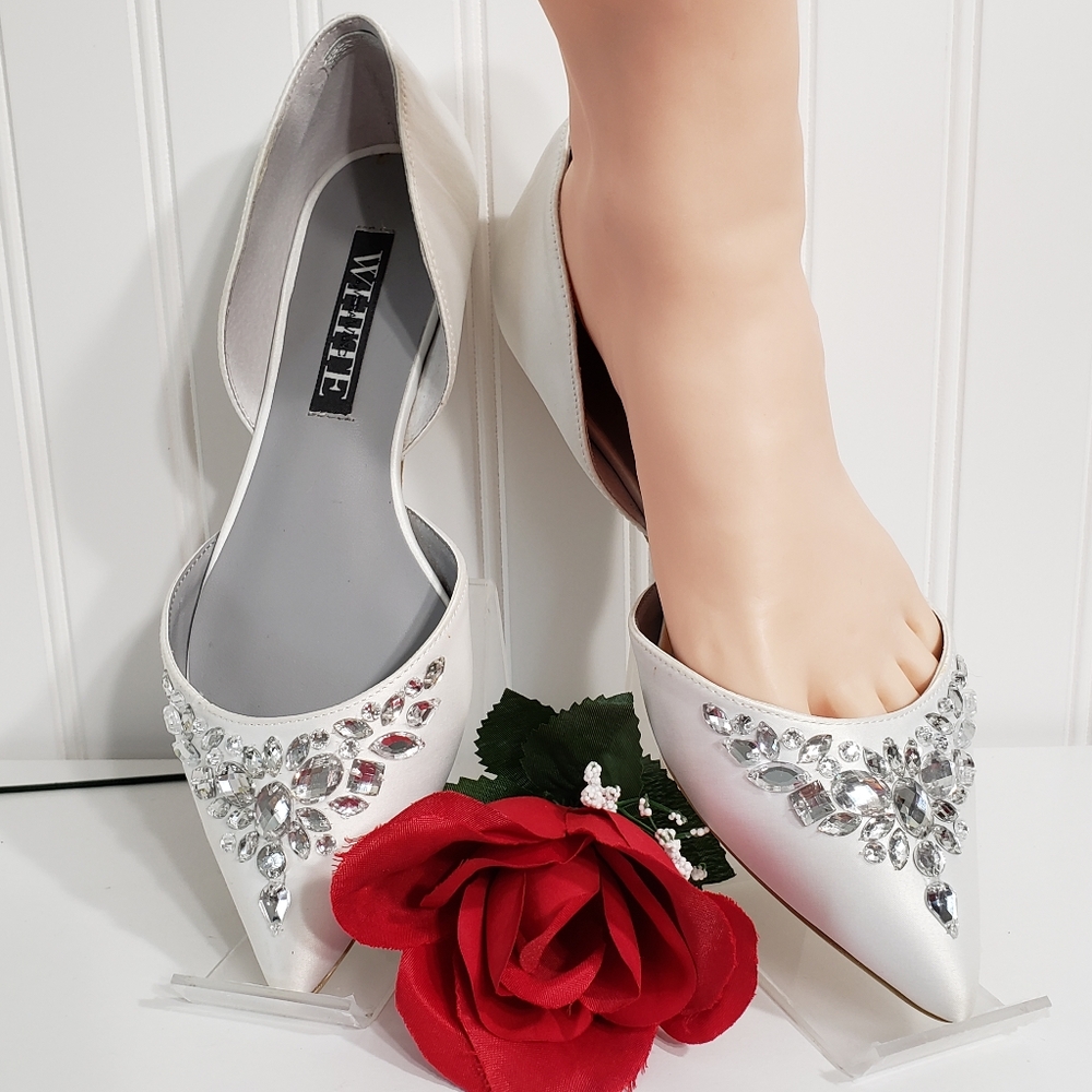 Vera Wang WHITE Collection Flat - NWOT
